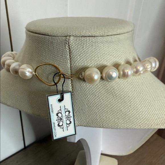 White Ivory Freshwater Pearl Necklace - New in Gift box. Gold tone hook and eye - Picture 2 of 2